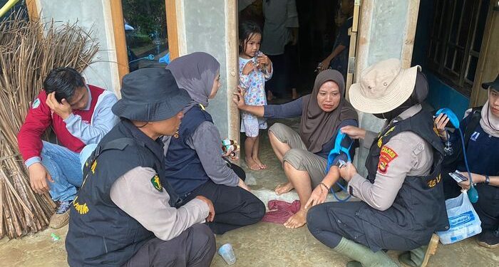 Polisi Gelar Layanan Kesehatan untuk Korban Banjir di Suoh Lampung Barat