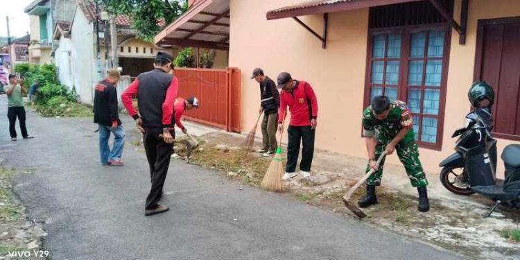 Babinsa Koramil 410-02/TBS Turut Bantu Warga Gelar Jum’at Bersih