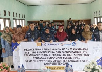 Dosen Darmajaya Latih Puluhan Pelajar Jurusan DKV SMKN 1 Way Pengubuan Buat UI/UX Dasar