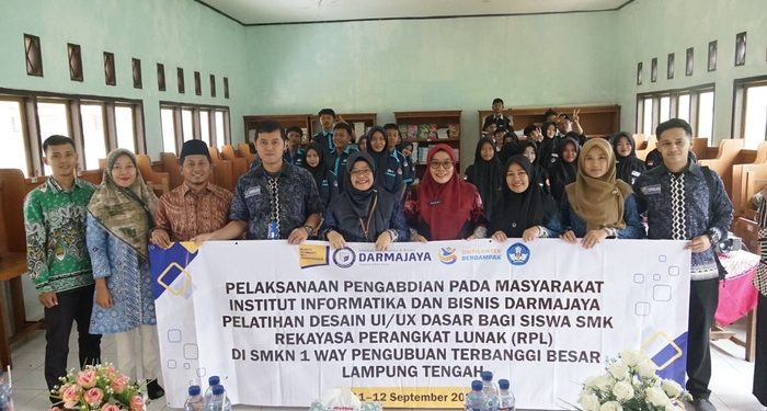 Dosen Darmajaya Latih Puluhan Pelajar Jurusan DKV SMKN 1 Way Pengubuan Buat UI/UX Dasar