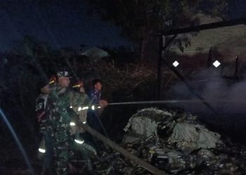 Anggota Koramil 410-04/TKT Sigab Bantu Warga Padamkan Api Kebakaran 