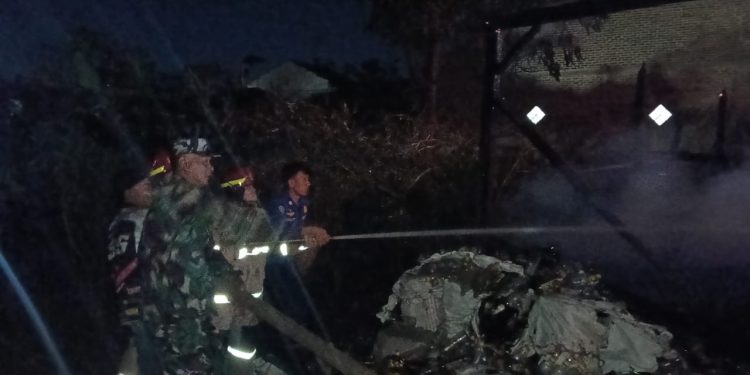 Anggota Koramil 410-04/TKT Sigab Bantu Warga Padamkan Api Kebakaran