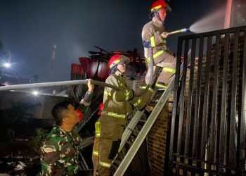 Banbinsa Koramil 410-05/TKP Bantu Petugas Padamkan Api yang Menghanguskan ‘RM 4 Saudara’