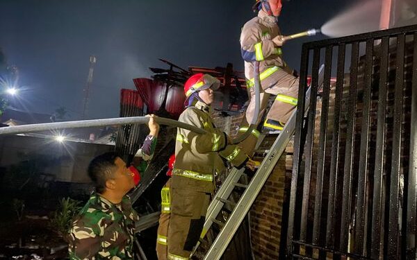 Banbinsa Koramil 410-05/TKP Bantu Petugas Padamkan Api yang Menghanguskan ‘RM 4 Saudara’