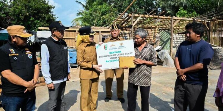 Bupati Peswaran Salurkan Bantuan BAZNAS untuk Koraban Kebakaran