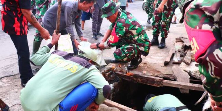 Cegah Banjr, Babinsa Koramil 410-02/TBS Gelar Aksi Bersih-Bersih di Pasar Gudang Lelang
