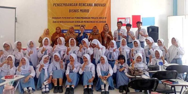 Dari Teori ke Aksi: Siswa SMKN 9 Bandar Lampung Dibekali Ilmu Riset Pasar ala Darmajaya