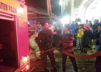 Sigap dan Waspada, Babinsa Koramil TBS Monitor Penanganan Kebakaran Ruko di Bumi Waras