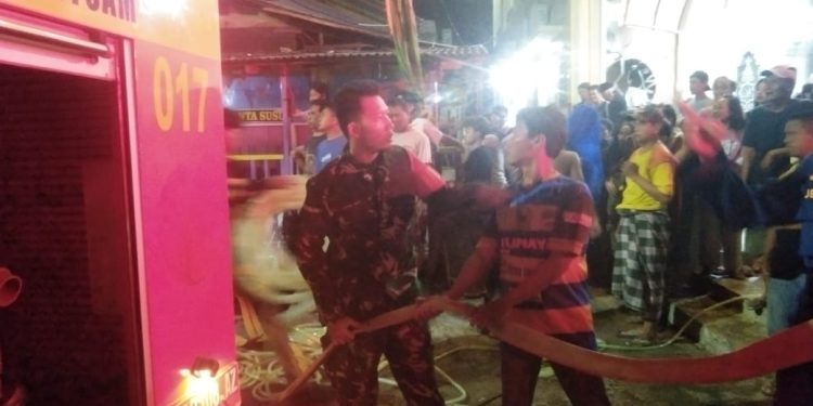 Sigap dan Waspada, Babinsa Koramil TBS Monitor Penanganan Kebakaran Ruko di Bumi Waras