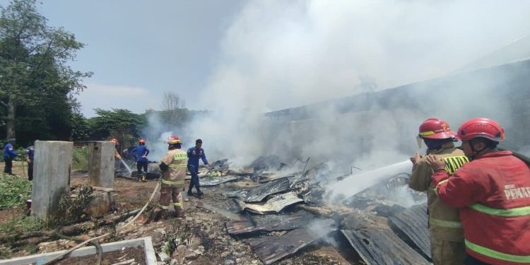 Toko Pakaian Bekat Terbakar, Damkarmat Bandar Lampung Kerahkan 4 Mobil dan 20 Personel Padamkan Api