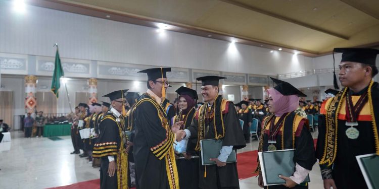 Kukuhkan 1.587 Wisudawan, Rektor UIN Raden Intan Lampung Pesan Alumni Menjadi Intelektual yang Adaptif dan Inovatif
