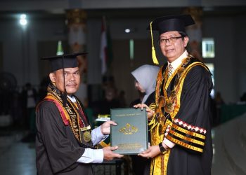 Supron Ridisno, Difabel dengan Keterbatasan Penglihatan Raih Disertasi Terbaik di Wisuda UIN RIL