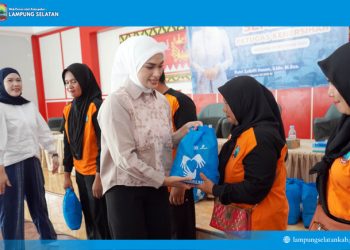 Apresiasi Garda Terdepan Kebersihan, Putri Zulkifli Hasan Turun Langsung Bagikan Paket Sembako