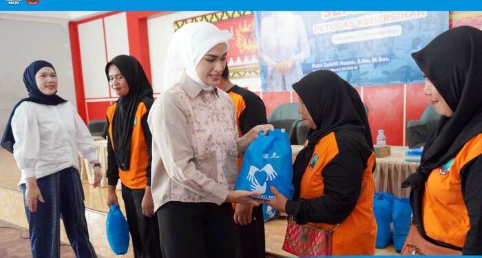 Apresiasi Garda Terdepan Kebersihan, Putri Zulkifli Hasan Turun Langsung Bagikan Paket Sembako