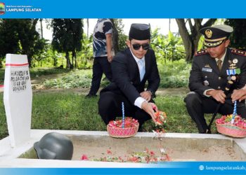 Bupati Egi Bersama Dandim 0421/LS Berziarah ke TMP Kesuma Bangsa