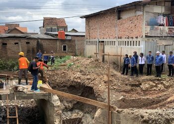 Walikota Eva Dwiana Tinjau Pembangunan Jembatan Ridwan Rais