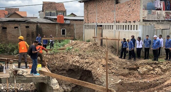 Walikota Eva Dwiana Tinjau Pembangunan Jembatan Ridwan Rais