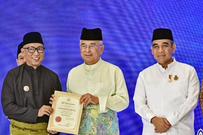 Gubernur Mirza Terima Anugerah Tun Perak dari Dunia Melayu Dunia Islam (DMDI) yang diikuti oleh 18 Negara