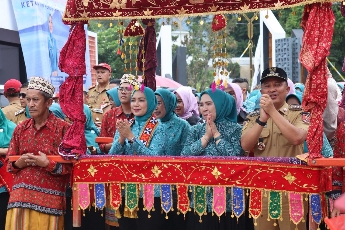 Ketua TP. PKK Provinsi Lampung Purnama Wulan Sari Mirza Gelar Kunjungan Kerja ke Lampung Barat, Canangkan Desa TAPIS