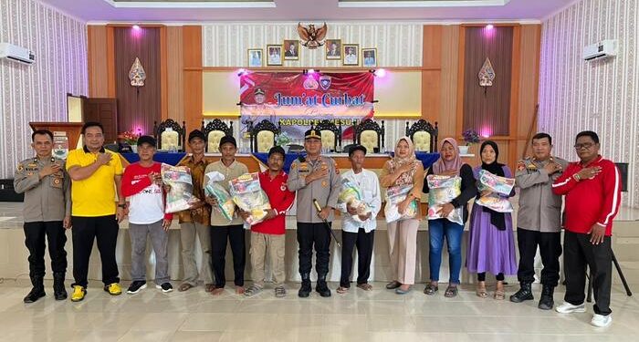 Gelar Jum’at Curhat, AKBP Muhamad Firdaus Bagikan Paket Sembako dan Sampaikan Pesan Kamtibmas