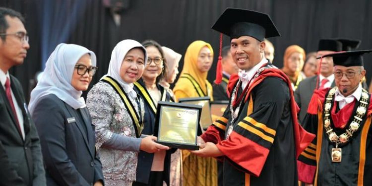 Rektor Unila Raih Penghargaan Itera Adi Karsa Madya