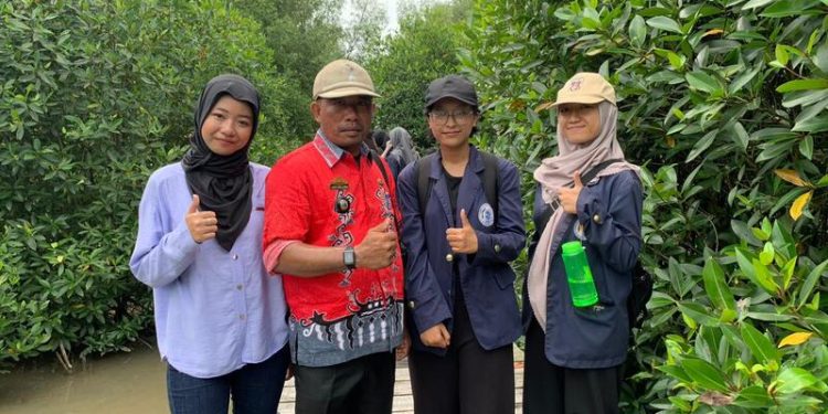 Mahasiswa Prodi Pariwisata IIB Darmajaya Observasi Ekowisata Mangrove di Desa Sumber Nadi