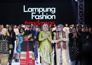 Ketua Dekranasda Provinsi Lampung Buka Lampung Fashion Tendance 2025, Tampilkan Desainer dari Sejumlah Negara