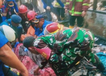 Anggota Koramil 410-02/TBS Berjibaku Bantu Korban Kebakaran