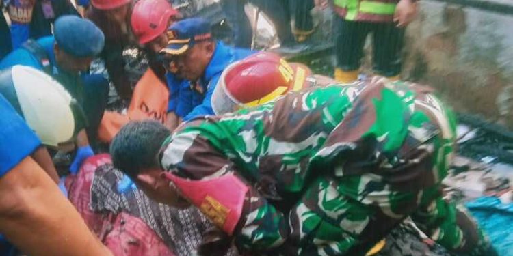 Anggota Koramil 410-02/TBS Berjibaku Bantu Korban Kebakaran