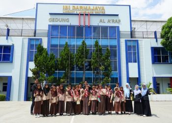 Kunjungan Belajar! Siswa SD Citra Bangsa School Asyik Desain Poster Digital dengan Dosen Darmajaya