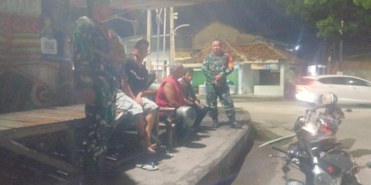 Tingkatkan Keamanan Lingkungan, Babinsa Koramil410-04/TKT  Gelar Patroli Teritorial Malam