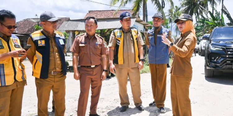 Tinjau Ruas Jalan Kota Dalom – Baturaja, Bupati Nanda Pastikan Penanganan Sementara Segera Dilakukan
