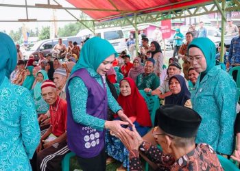 Perkuat Peran Keluarga dalam Pembangunan Daerah, Ibu Purnama Wulan Sari Mirza Motivasi Warga Pekon Marang Pesisir Barat untuk Bangkitkan Semangat Bergotong Royong