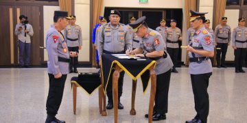 Kapolri Pimpin Sertijab, Kapolda Lampung Irjen Pol Helmy Santika Serahkan Tongkat Komando Kepada Irjen Pol Helfi Assegaf