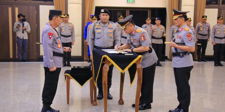 Kapolri Pimpin Sertijab, Kapolda Lampung Irjen Pol Helmy Santika Serahkan Tongkat Komando Kepada Irjen Pol Helfi Assegaf