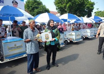 Walikota Eva Dwiana Salurkan 100 Gerobak Motor Listrik untuk UMKM