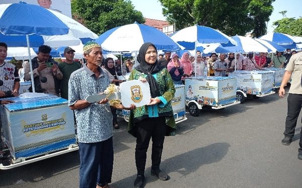 Walikota Eva Dwiana Salurkan 100 Gerobak Motor Listrik untuk UMKM