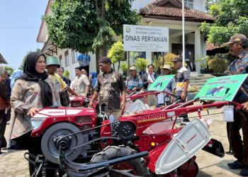 Perkuat Ketahanan Pangan, Walikota Eva Dwiana Salurkan Lima Traktor