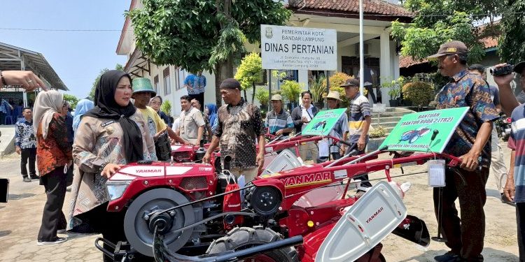 Perkuat Ketahanan Pangan, Walikota Eva Dwiana Salurkan Lima Traktor