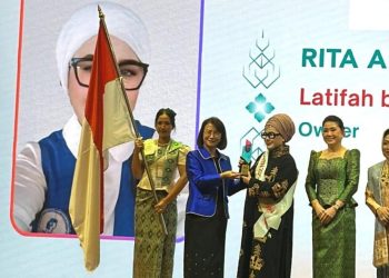 Desainer Lampung Rita Anomsari, Raih Awen Award di Kamboja
