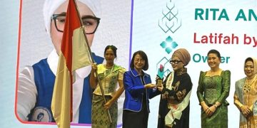 Desainer Lampung Rita Anomsari, Raih Awen Award di Kamboja