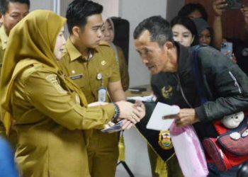 Walikota Eva Dwiana Santuni 69 Warga Bandar Lampung Senilai Rp365 Juta