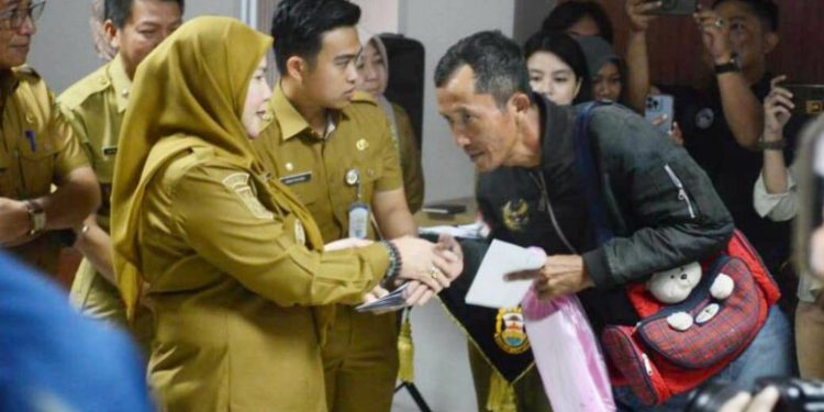 Walikota Eva Dwiana Santuni 69 Warga Bandar Lampung Senilai Rp365 Juta