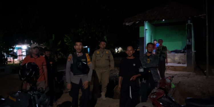 Bhabinkamtibmas Polres Mesuji Aktif Lakukan Pengecekan Giat Ronda Malam di Desa