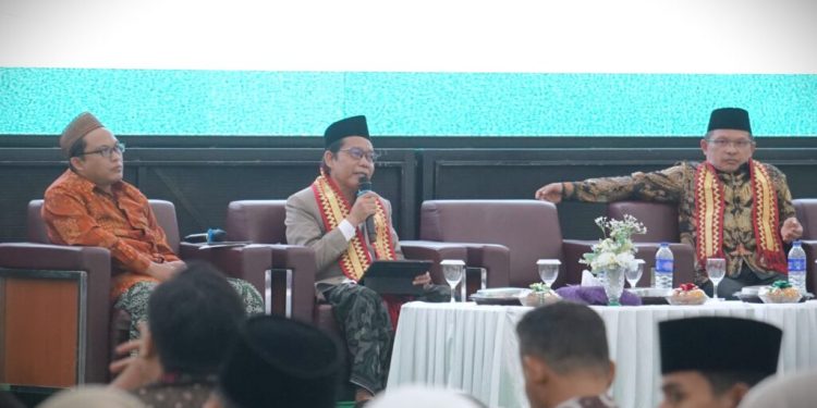 Diskusi Panel Halaqah Bahas Transformasi Keilmuan dan Strategi Penguatan Tri Fungsi Pesantren