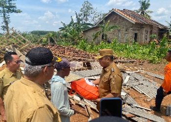 Wabup Antonius Tinjau Lokasi Bencana Puting Beliung di Trimulyo