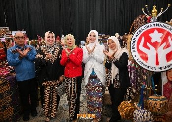 Ketua TP PKK Pesawaran Hadiri Pembukaan Pameran Kriya Jemari Lampung 2025