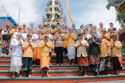 Gubernur Mirza Hadiri Peringatan Pujawali ke-80 dan Perayaan Suci Galungan dan Kuningan