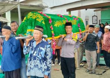 Bhabinkamtibmas Polres Mesuji Sigap Bantu Pemakaman Warga