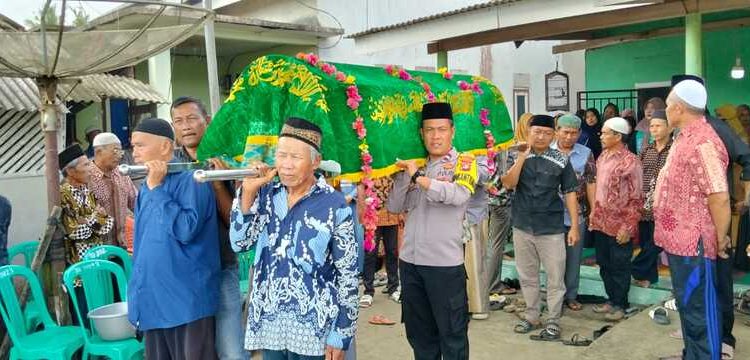 Bhabinkamtibmas Polres Mesuji Sigap Bantu Pemakaman Warga